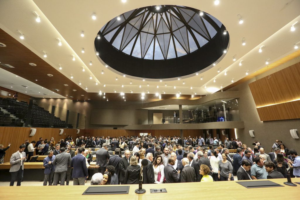 Alepe realiza primeira sessão plenária e anuncia líderes dos  partidos e da federação