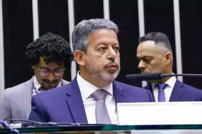 Lira negocia 150 votos na PEC por comando do Ministério da Saúde