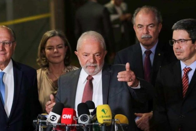 ‘PEC da Transição’: equipe de Lula fecha texto da proposta e colhe assinaturas no Senado