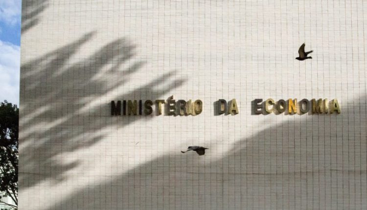 Economia estuda nova regra que flexibiliza teto de gastos