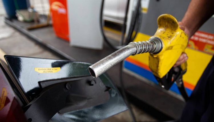 Setor teme que congelamento de preços da Petrobras leve a desabastecimento de combustíveis. Entenda