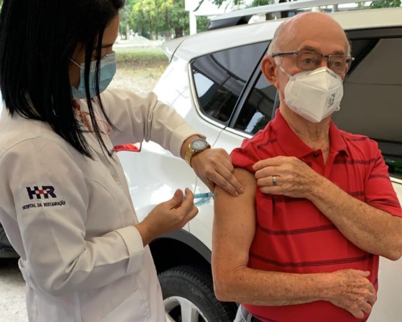 Filiados começam a tomar a primeira dose da vacina contra a covid-19