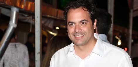 Martelo batido sobre orçamento