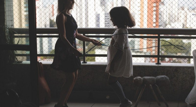 Trabalho remoto, tarefas domésticas e cuidados com os filhos exigem ainda mais das mães