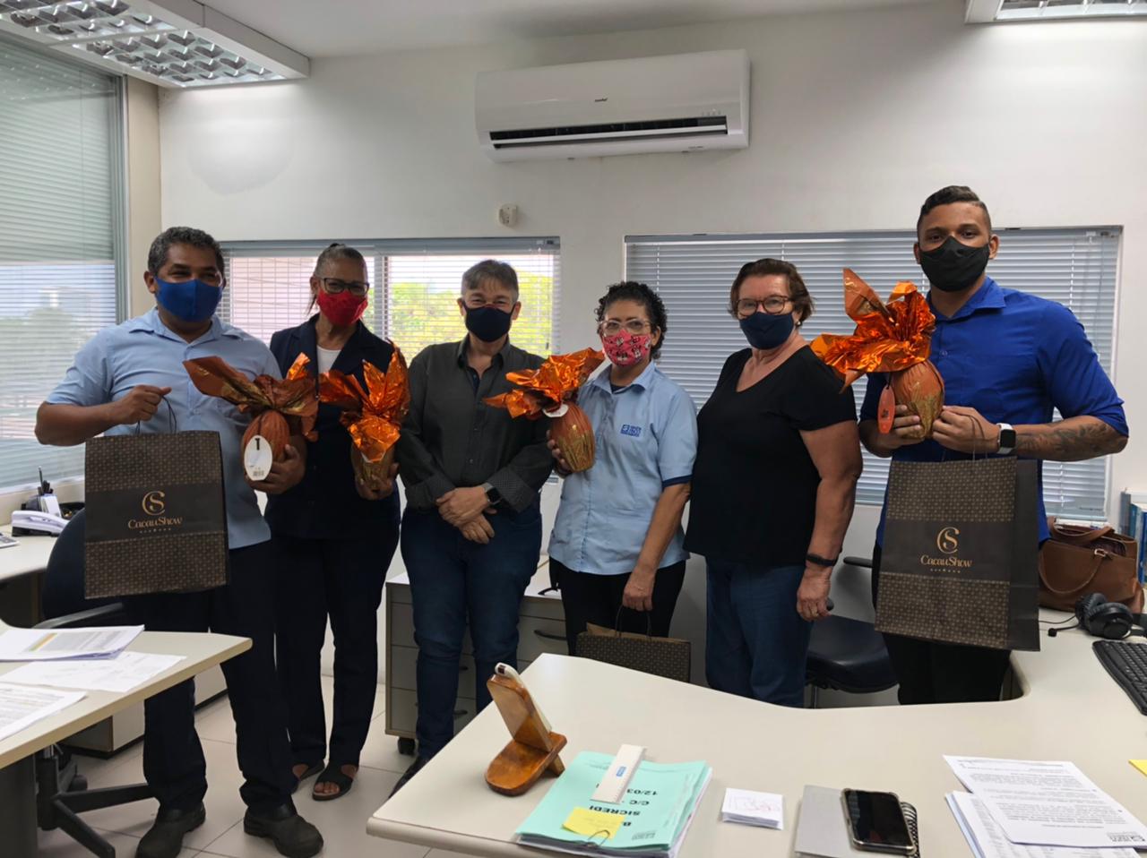 Sindifisco-PE celebra a Páscoa presenteando os funcionários com ovos de chocolate