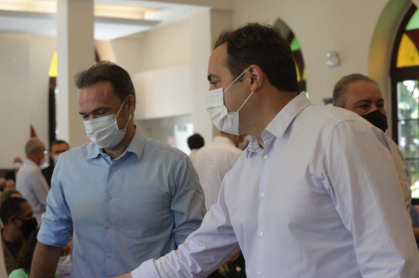 Paulo e Renata com diferentes nomes