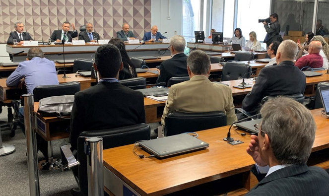 Servidores criticam decisão do governo de só realizar concurso essencial