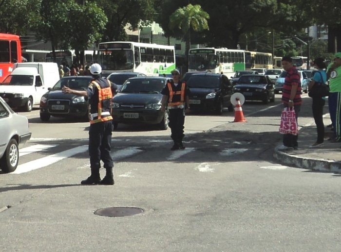 Recife vai ganhar mil agentes de trânsito