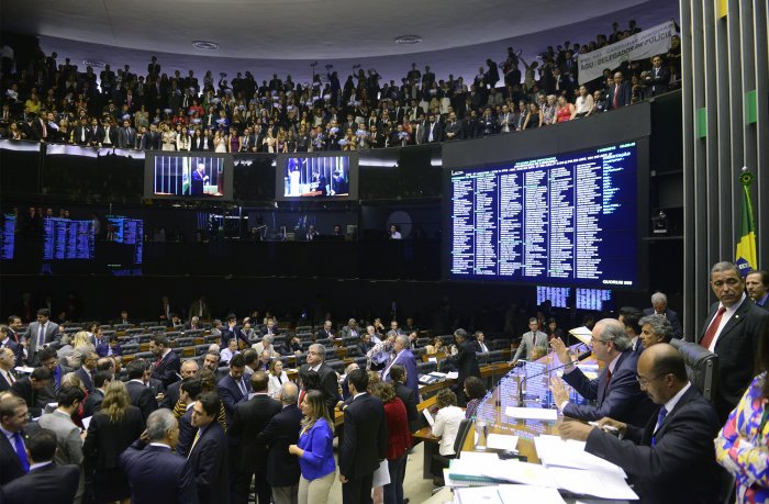 Câmara aprova em 1º turno vinculação de salário da AGU e de delegados ao STF