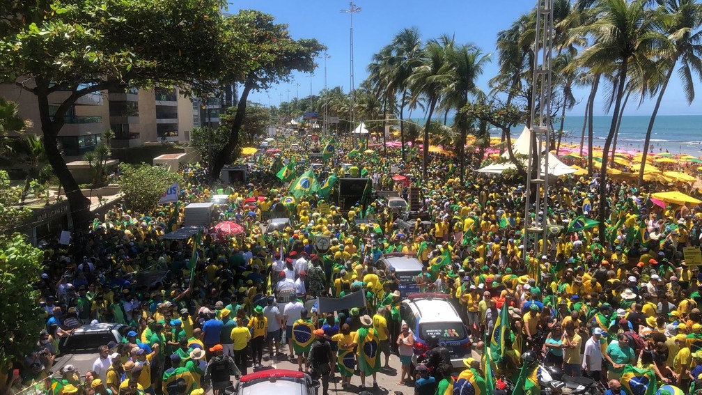 Multidão a favor e contra