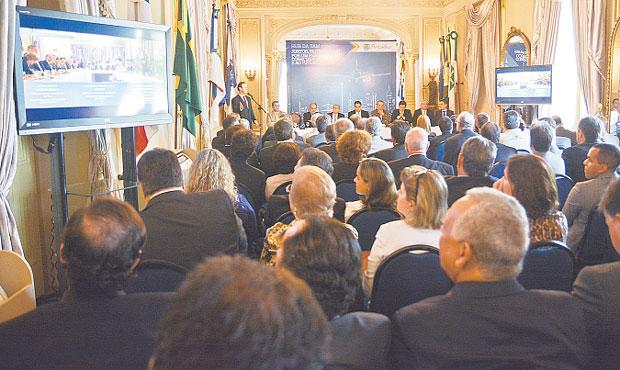 Estratégia do governo é unir para conquistar