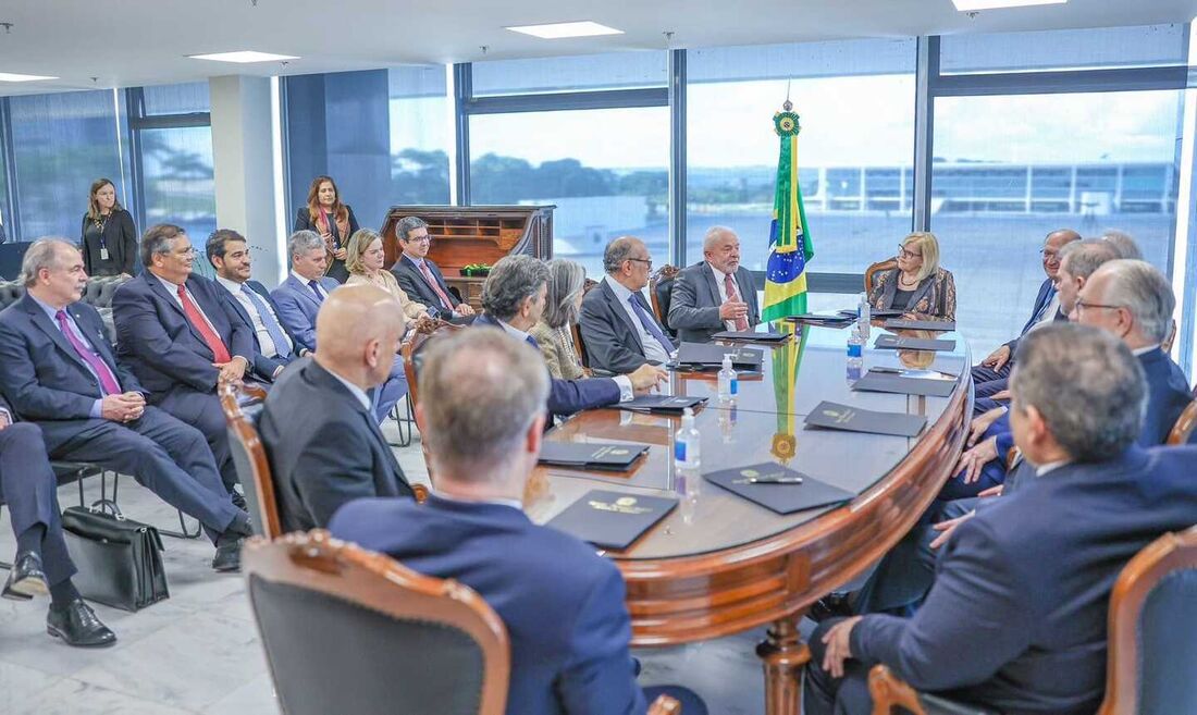 Lula se reúne pela primeira vez com ministros do STF após eleição