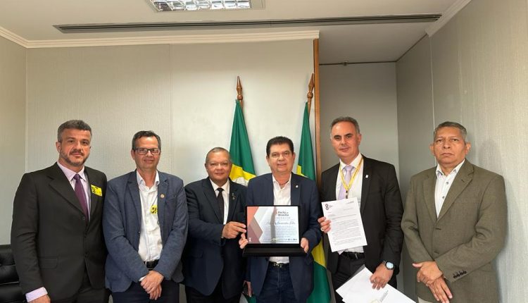 Mauro Benevides recebe Pacto de Brasília