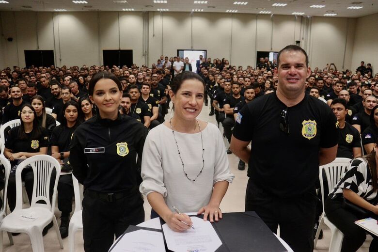 Raquel Lyra empossa 338 policiais penais e entrega 20 novas viaturas