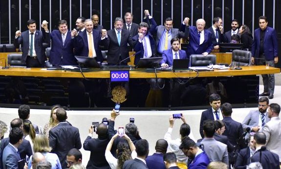 Câmara conclui votação da reforma tributária; texto deve ser promulgado nesta quarta-feira