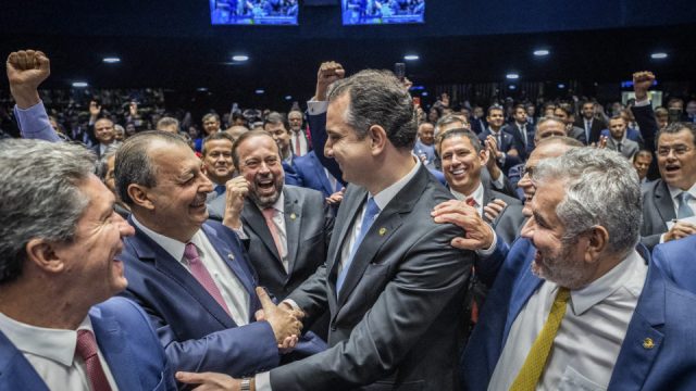 Fim dos supersalários está parado enquanto bônus para juízes e outras categorias avança no Senado